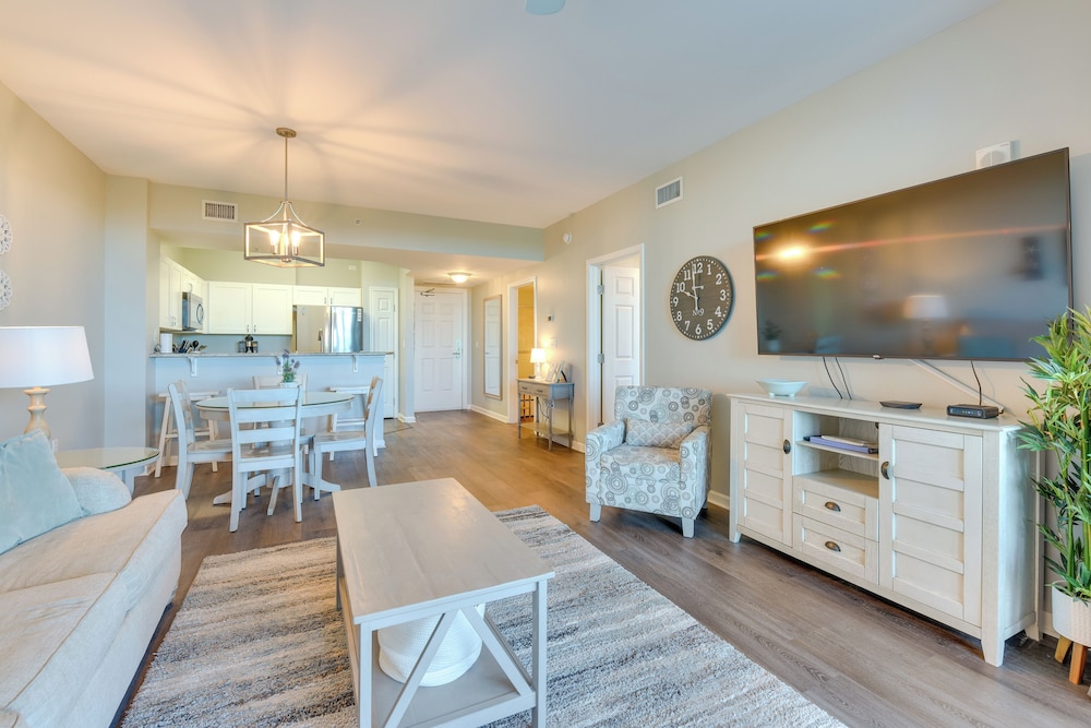 Walk to White-sand Beach: Resort Condo in Destin!