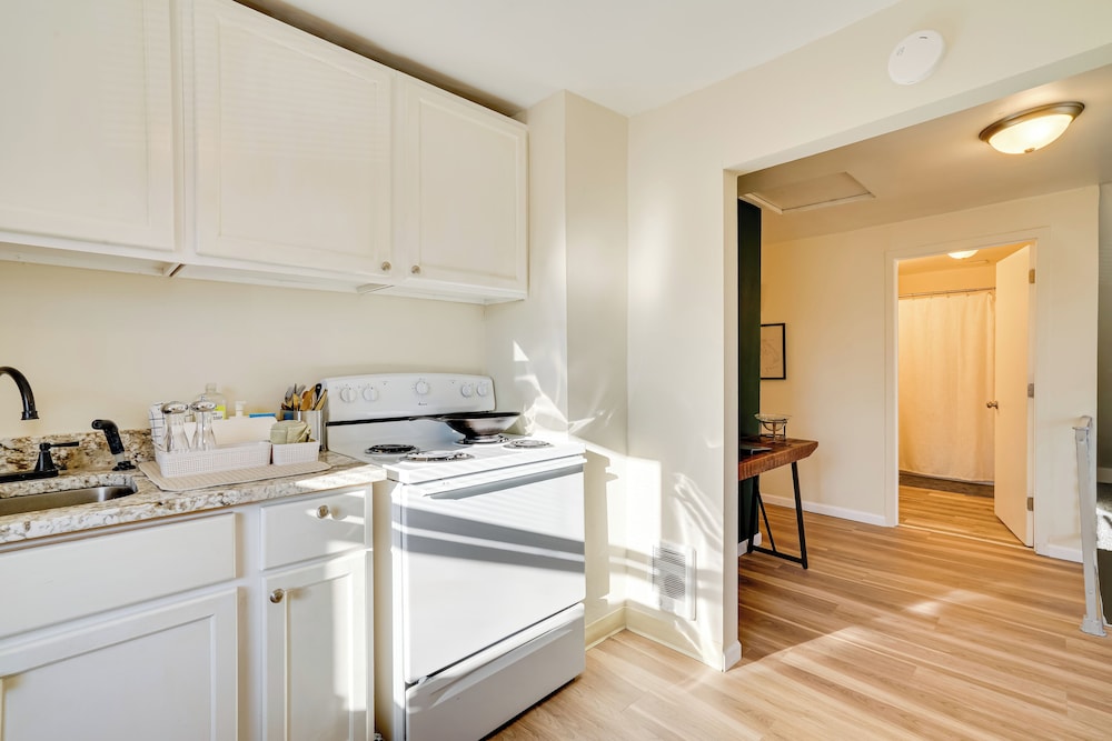 2 Mi to Downtown Minneapolis: Apt w/ Shared Yard