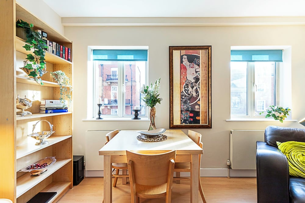 Beautiful Two Bedroom Abode Near Baker Street