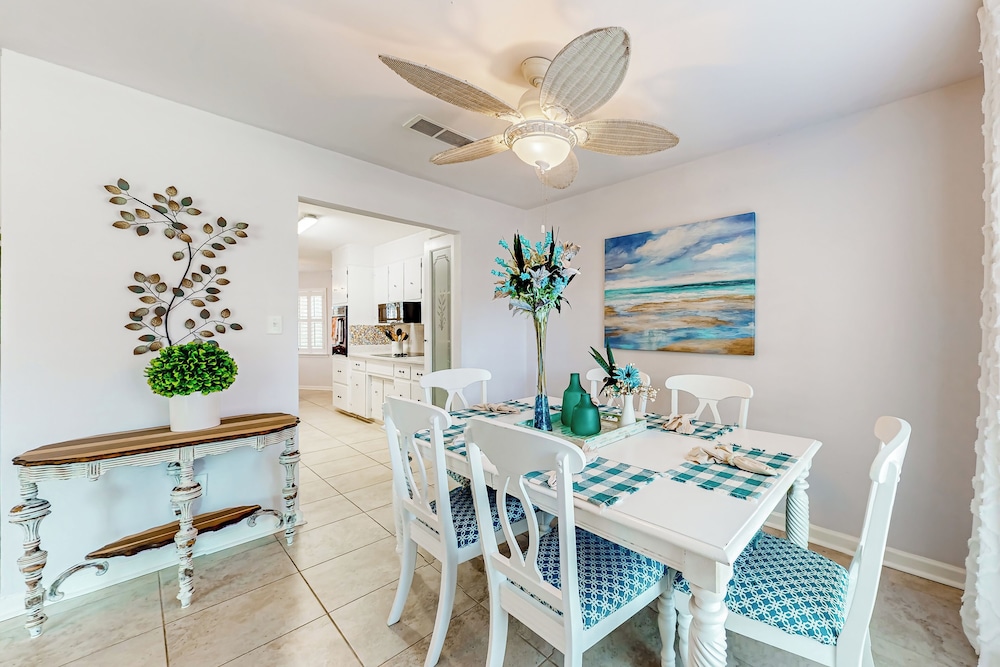 3BR Next to Park w/ Large Yard, AC & W & D