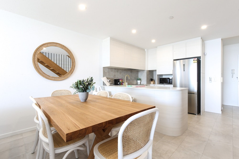 Superb 2-bed Apartment With Scenic Bay Views