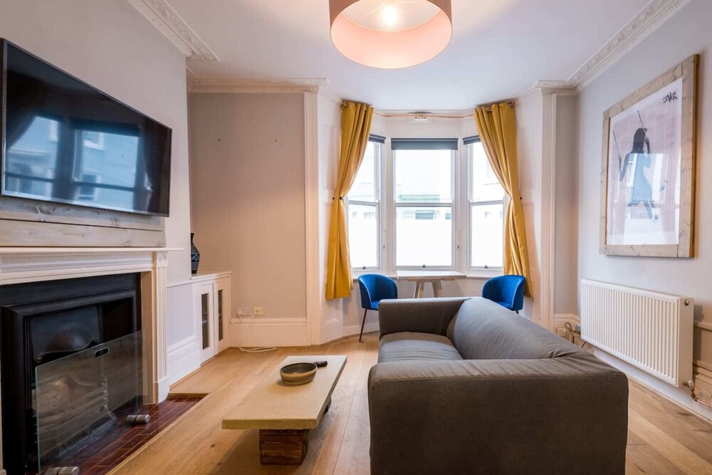 Large Modern Studio Apartment by the Beach view 3