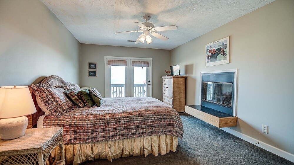 Georgetown Vacations - Take Your Shoes Off Relax And Put Your Feet In The Sand. 7 Bedroom Home by RedAwning - Property Image 4