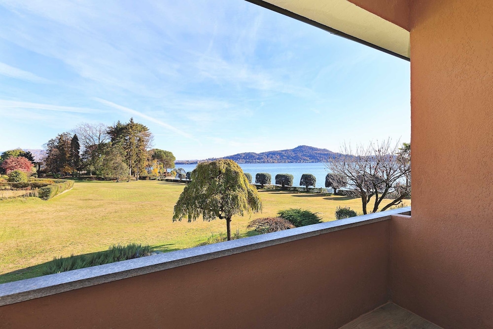 Lakefront Holiday Home