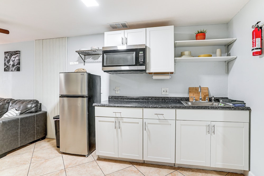 Screened Porch: Tampa Studio 4 Mi to Busch Gardens