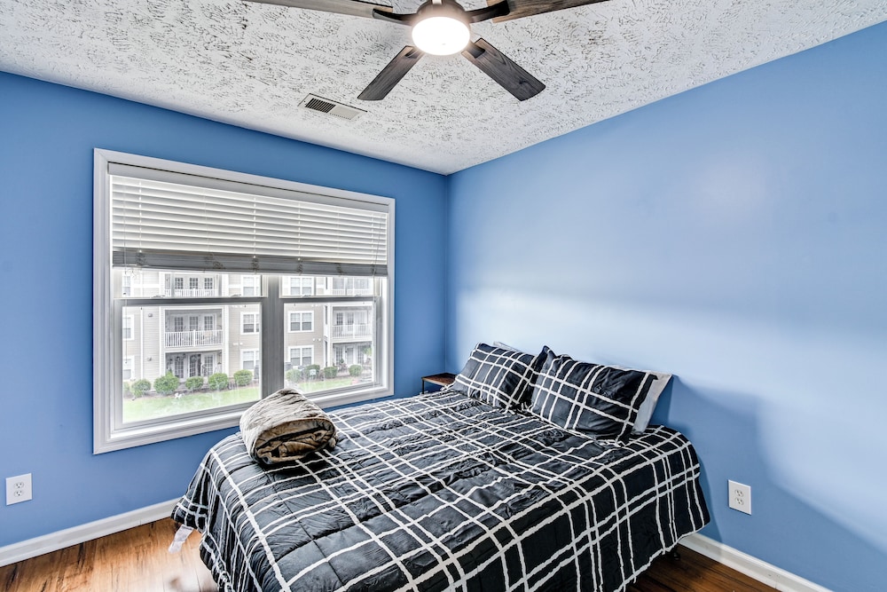 Lake & Pool Access, Home Gym: Fayetteville Condo!