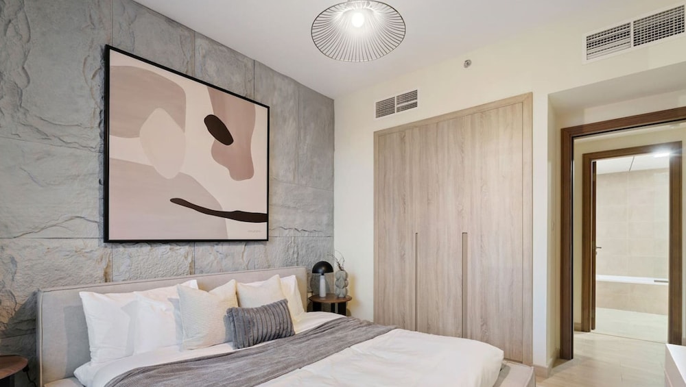 Stylish 2BR With Canal Burj View Near Dubai Mall