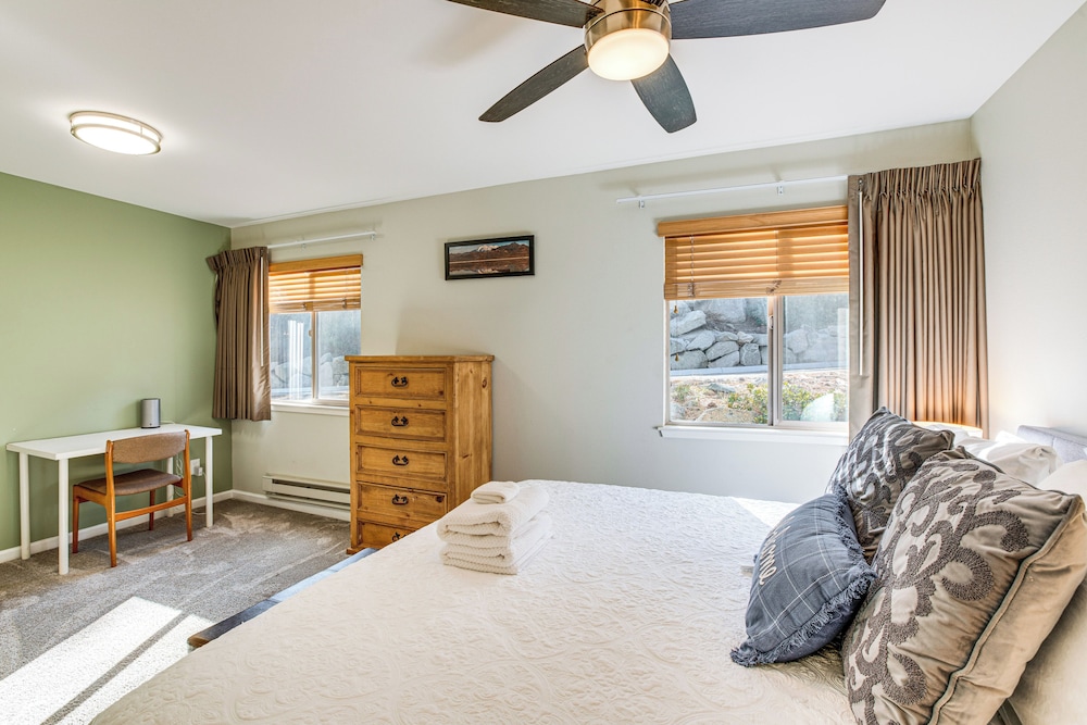 1 Mi to Stagecoach Chairlift: Stateline Condo