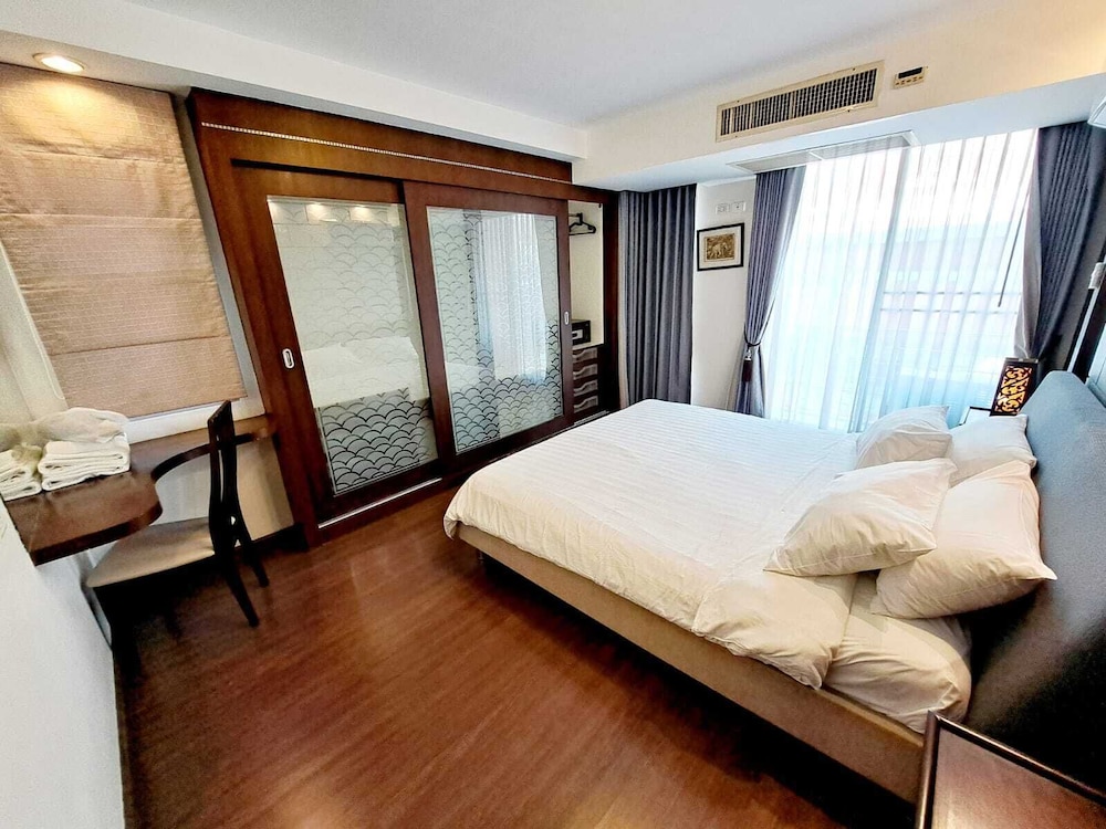 6C - 2 Bedroom Downtown Apartment With Shared Pool