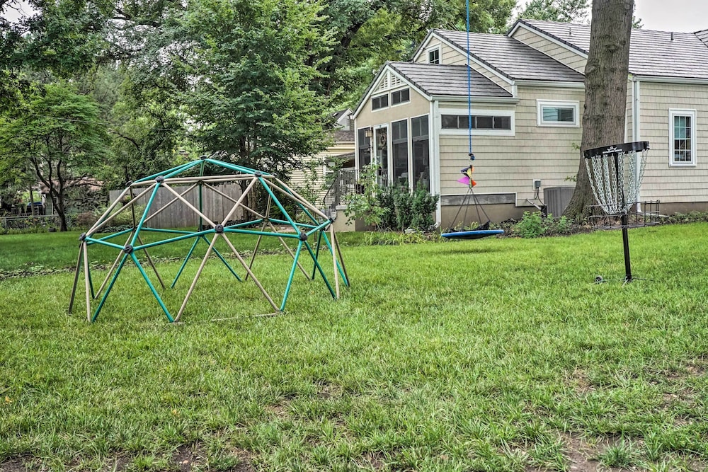 Emporia Vacations - Bright  Sunny Getaway w/ Bikes: 1 Mi to Esu! - Property Image 9