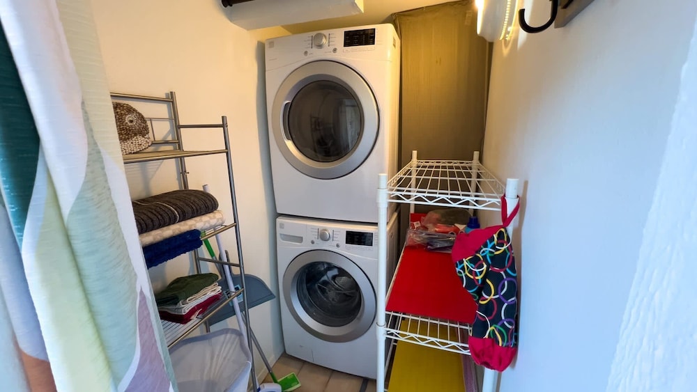 Cozy Family Retreat Steps To Beach Pool / Hot 2 Bedroom Apts