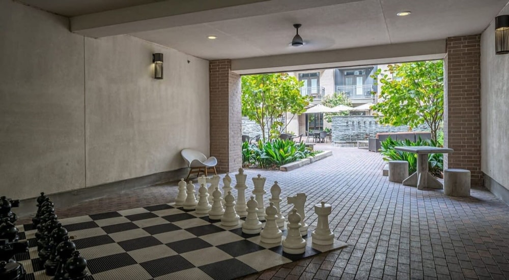 Renew Tanglewood 3-bedroom in Uptown Houston