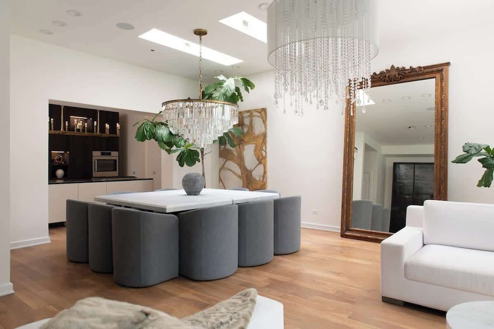 Luxury 4BD Gold Coast Penthouse With Deck Views