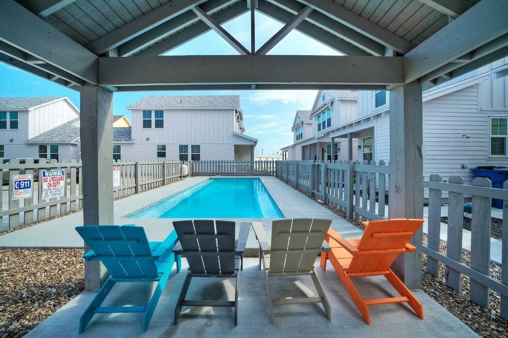 2 Homes in Old Town by Avantstay Sleeps 19, Pool, Newly Built Walk to Eats, Music, & More