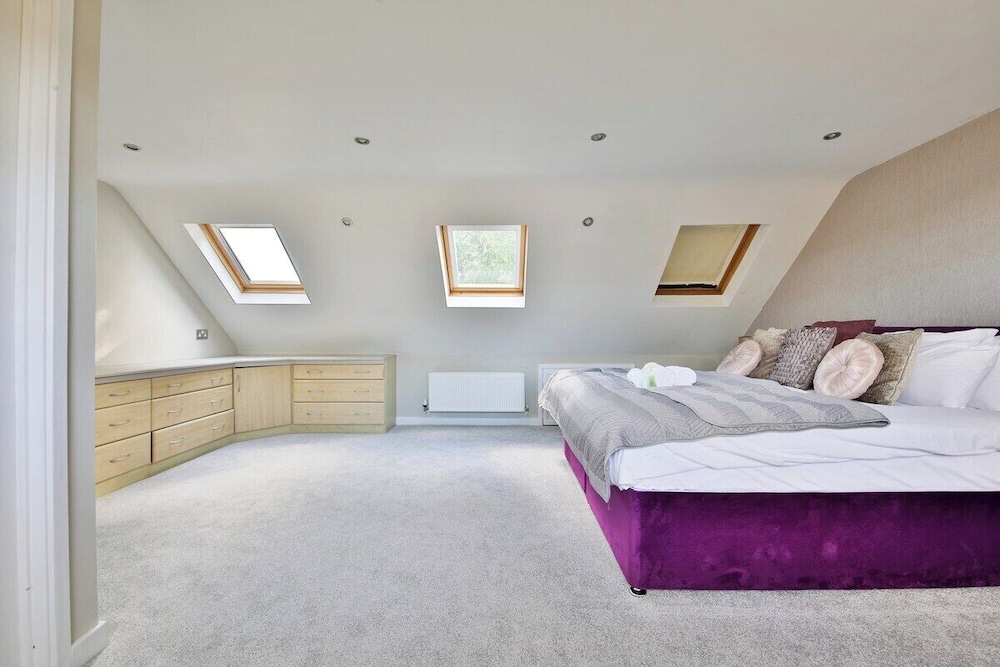Spacious 3 Bed Home With Pool Table