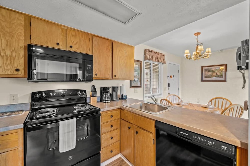 Mountain Views Sleeps 6 Heated Pool Hot Tub