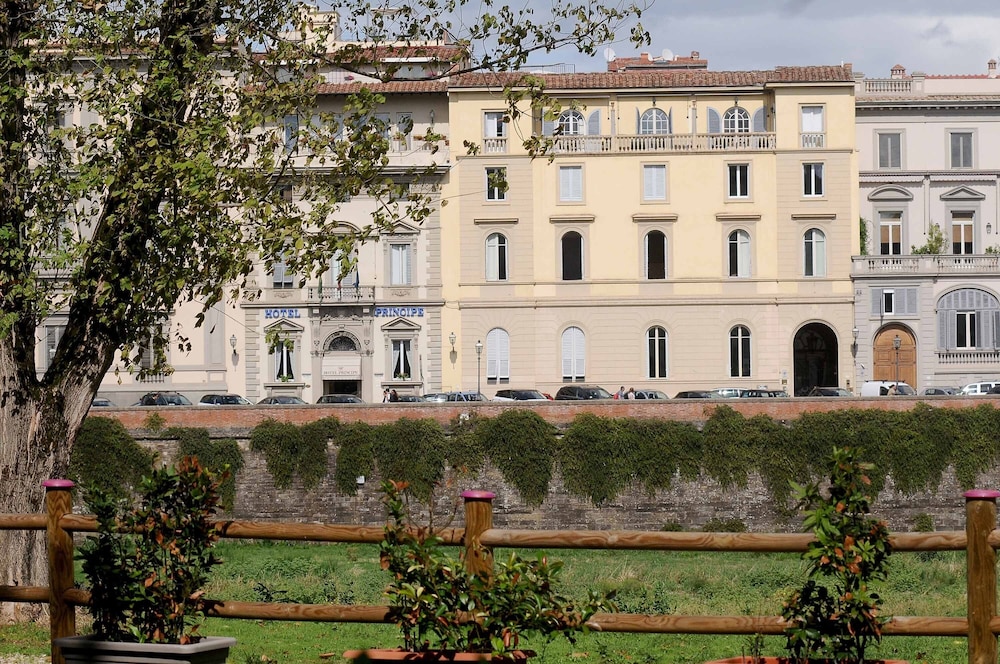 Charming Studio Apartment in Front of the Arno River