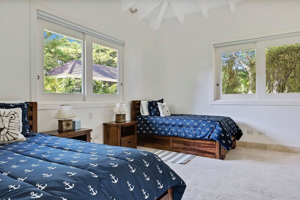 Oceanfront Golf Course Estate w Pool Guest House