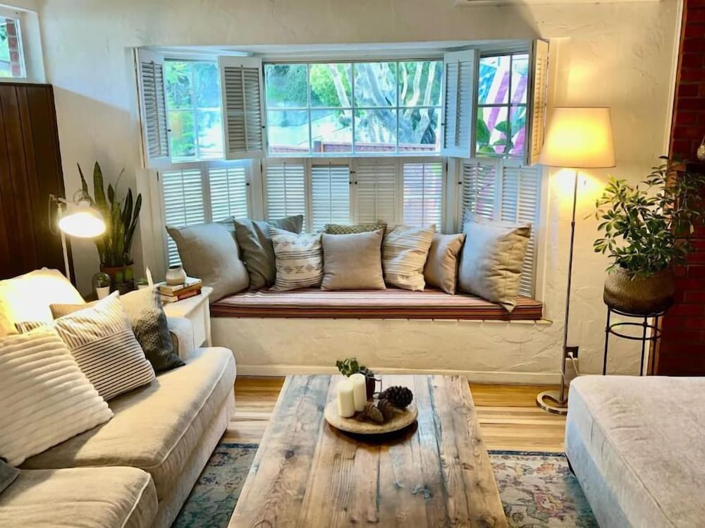 New Cozy Studio 2 Queen Beds, Kitchen Walk to Water