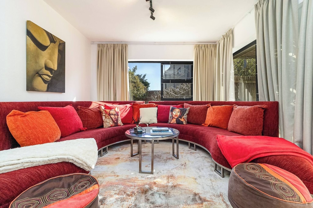 Charming Garden Cottage, Campsbay, Cape Town