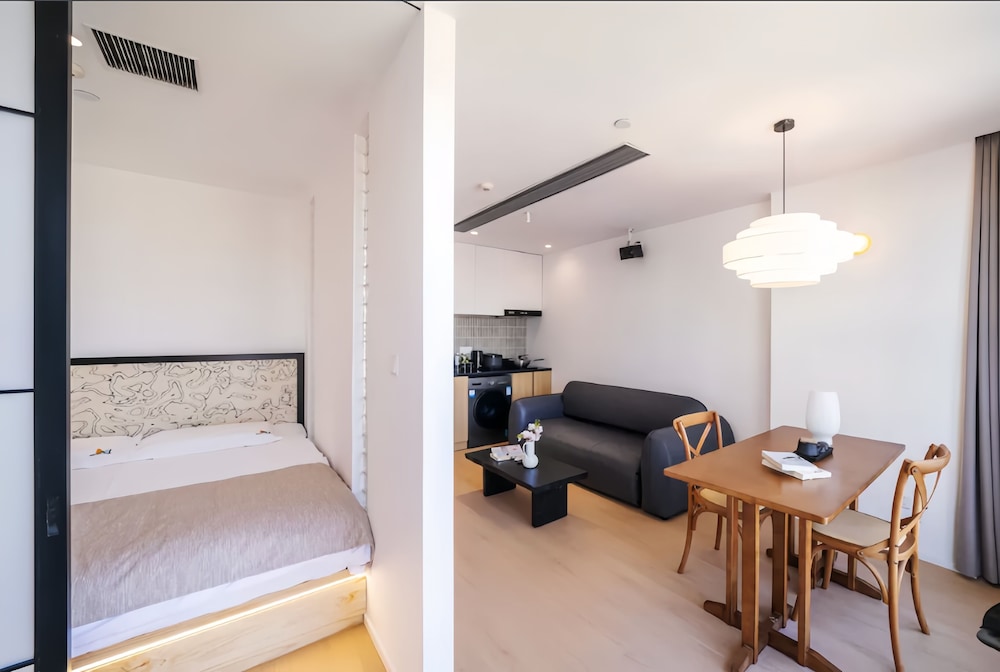 Shanghai Hills & Fan Stay