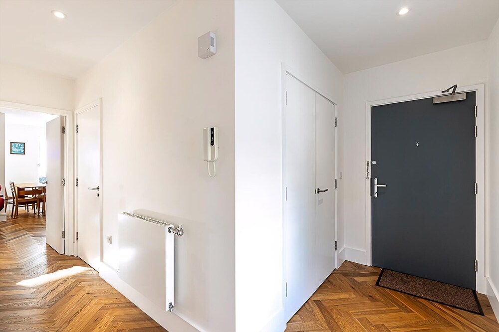 Chic Crystal Palace Flat with Balcony & Workspace