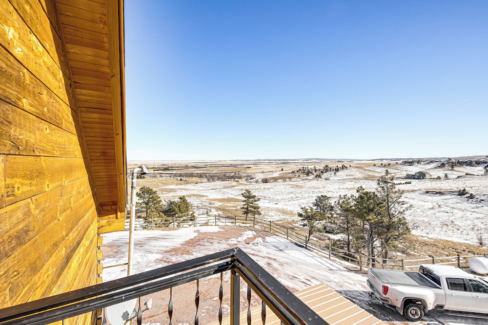 Pine Ridge Cabin on 62 Acres: Hot Tub & Views!