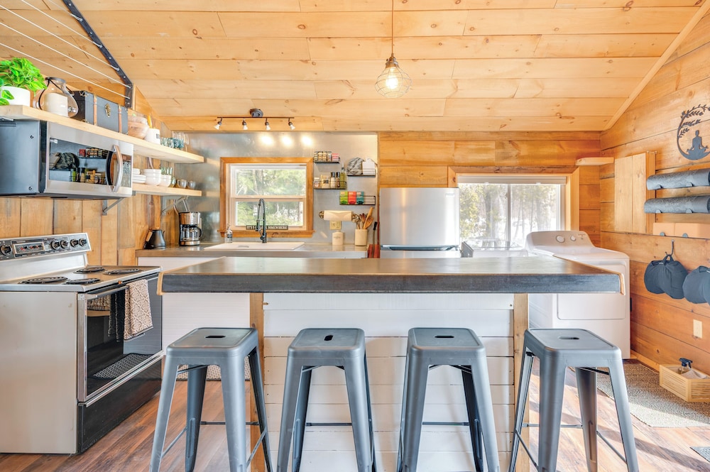Hike, Fish & Boat: Waterfront Cabin in Ryegate!