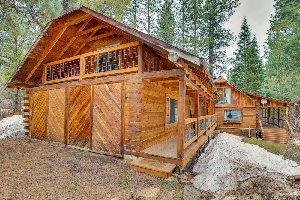 Serene Nature Getaway w/ Deck + Pool Access! view 3