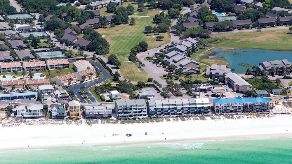 Sleeps 8 w/ Resort Pools, Tennis, Golf & Beach Access + Attraction Tickets!