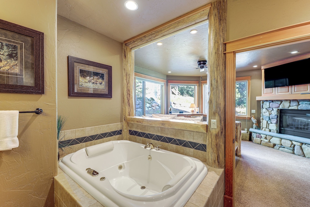 Ski-in/out, Hot Tub: Spacious Retreat in Whitefish