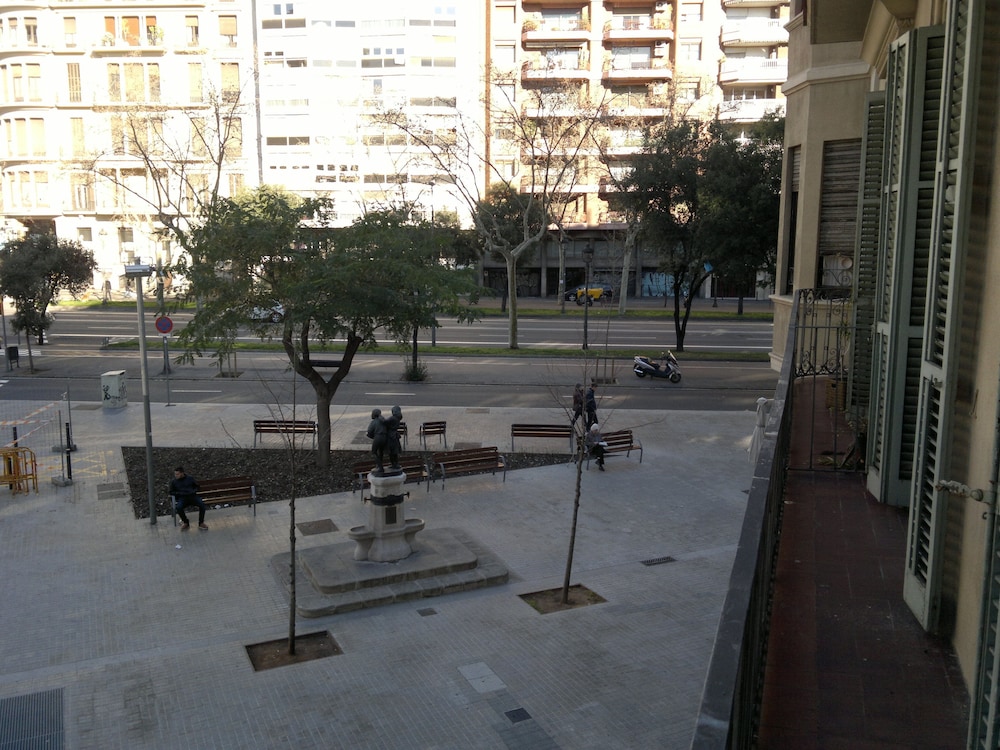Ally's Guest House Barcelona B&B