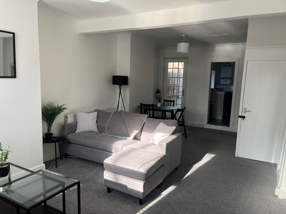 2bed Sleeps 3 - Central, Near Train Station, Wifi