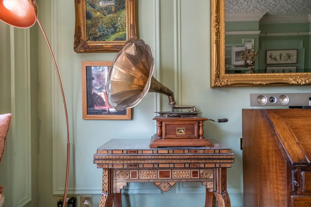 The Grand Old Boy - Marylebone - by Frankie Says