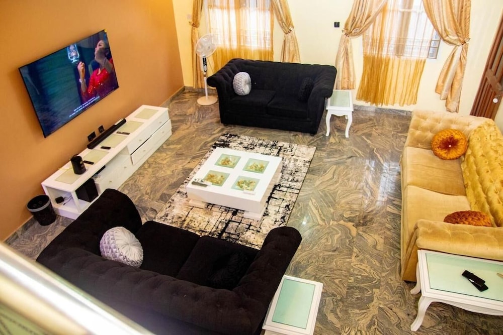 Luxury 4 BR Apt w Parking, Hot Tub, Magodo Estate