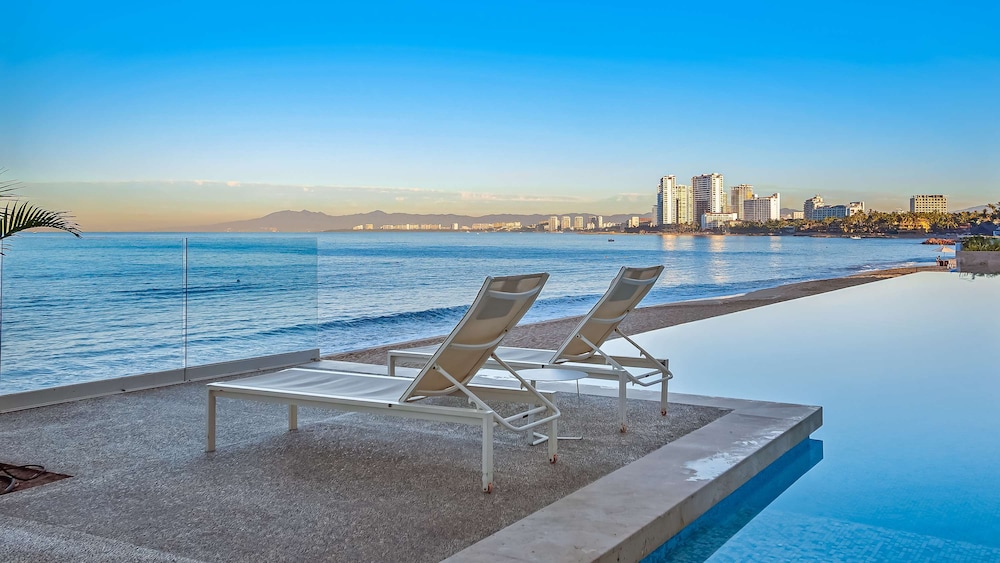 Stunning Beachfront Condo Sea Views Pools
