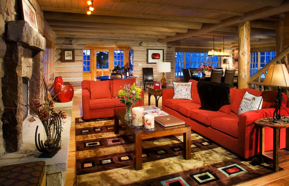 Private Unique On-mtn 4br 4ba 4 Bedroom Cabin by RedAwning