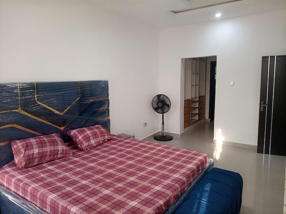Shimawa-house-sleeps4-luxury&privacy-24/7 Security view 4