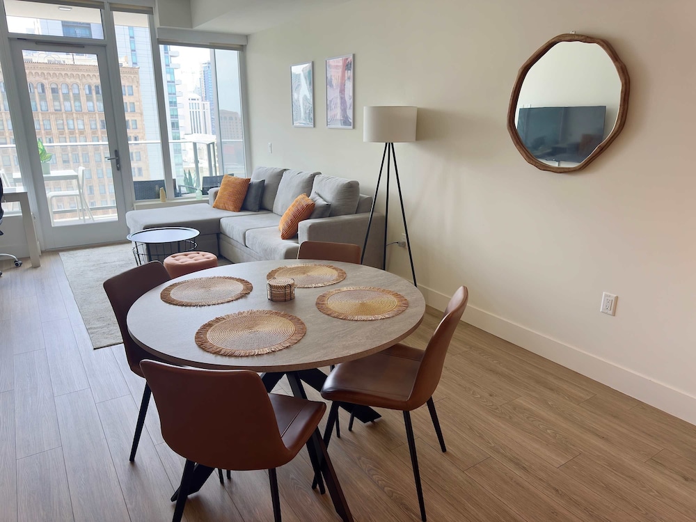 NEW Upscale Downtown San Diego Stay Queen Bed Pool Sauna