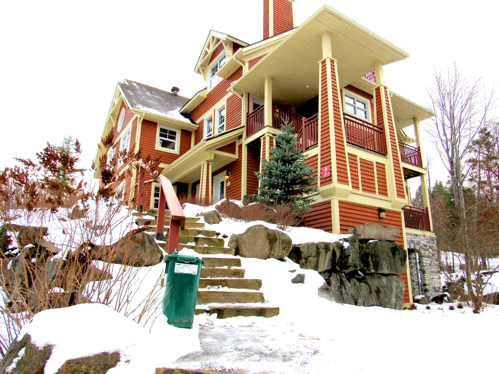 Tremblant les Eaux by Location ADP Tremblant