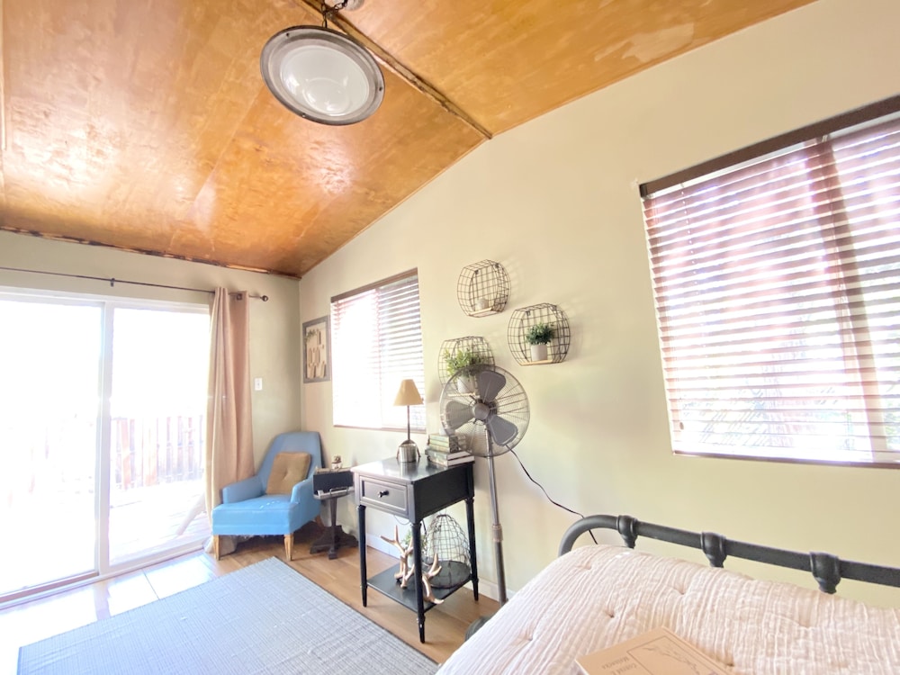 The Roca Getaway 2 Bedroom Cabin by Redawning view 3