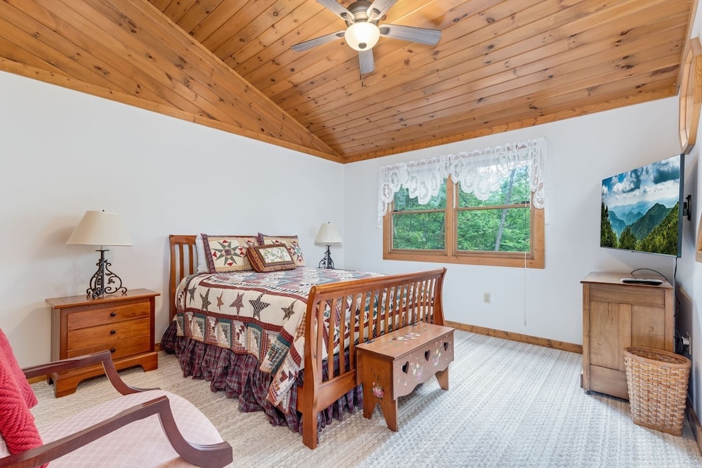 Restoration Retreat At Greenbrier 3 Bedroom Cabin by RedAwning view 4