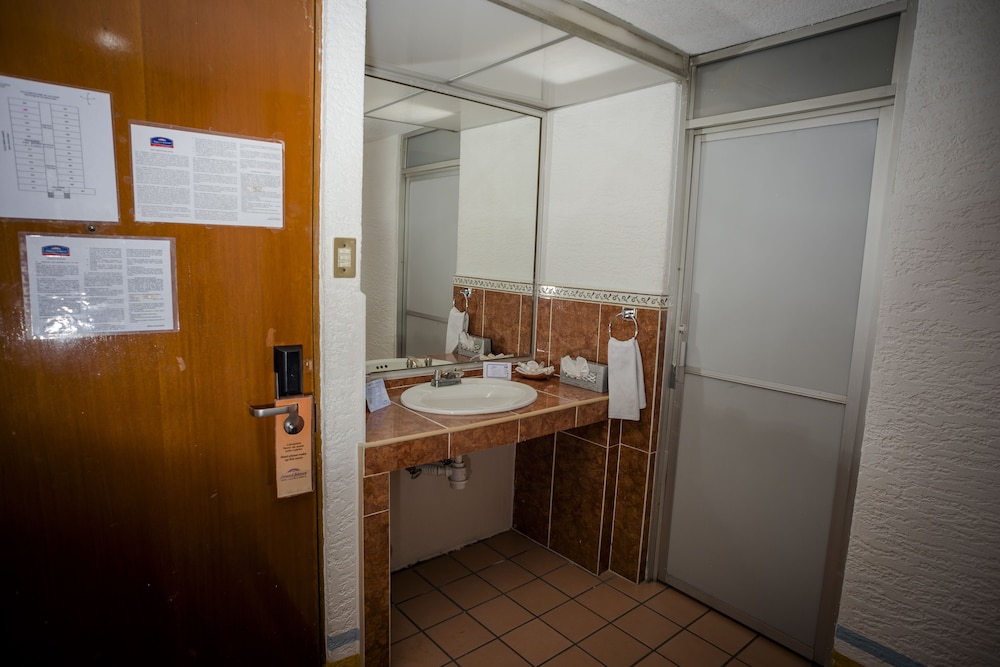 Howard Johnson Calle Real Morelia - Property Image 4