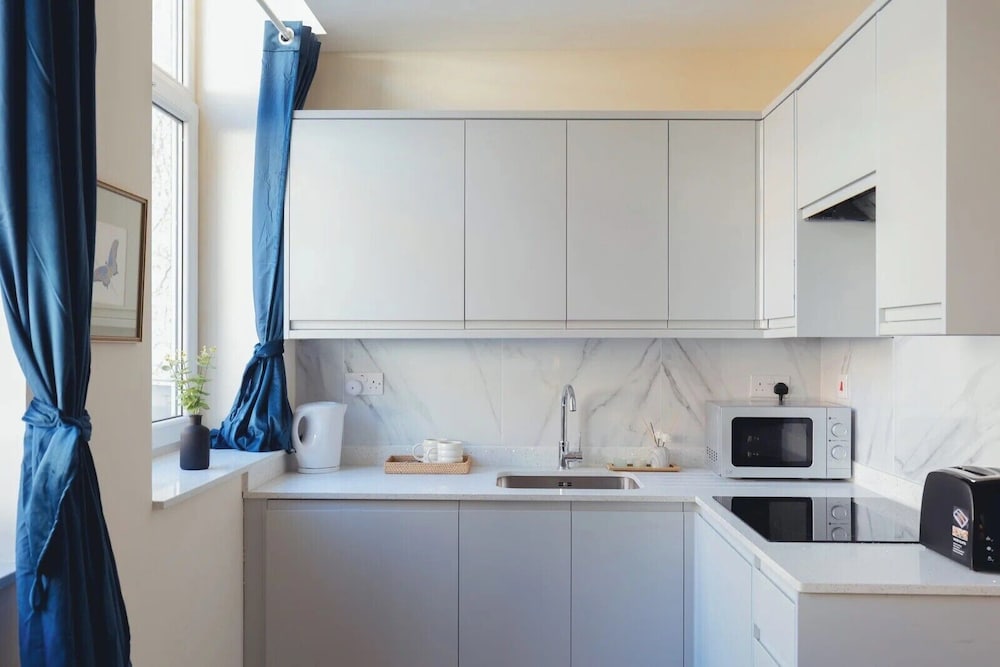 Crendon House Cosy Studio - Sleeps 2 & Kitchen