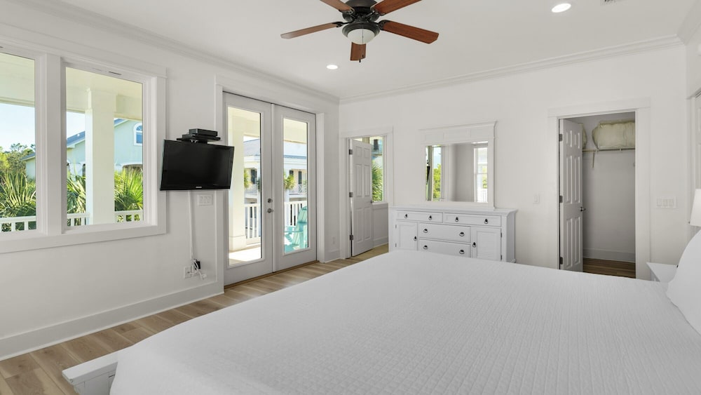 Lakefront Haven in Carillon Beach