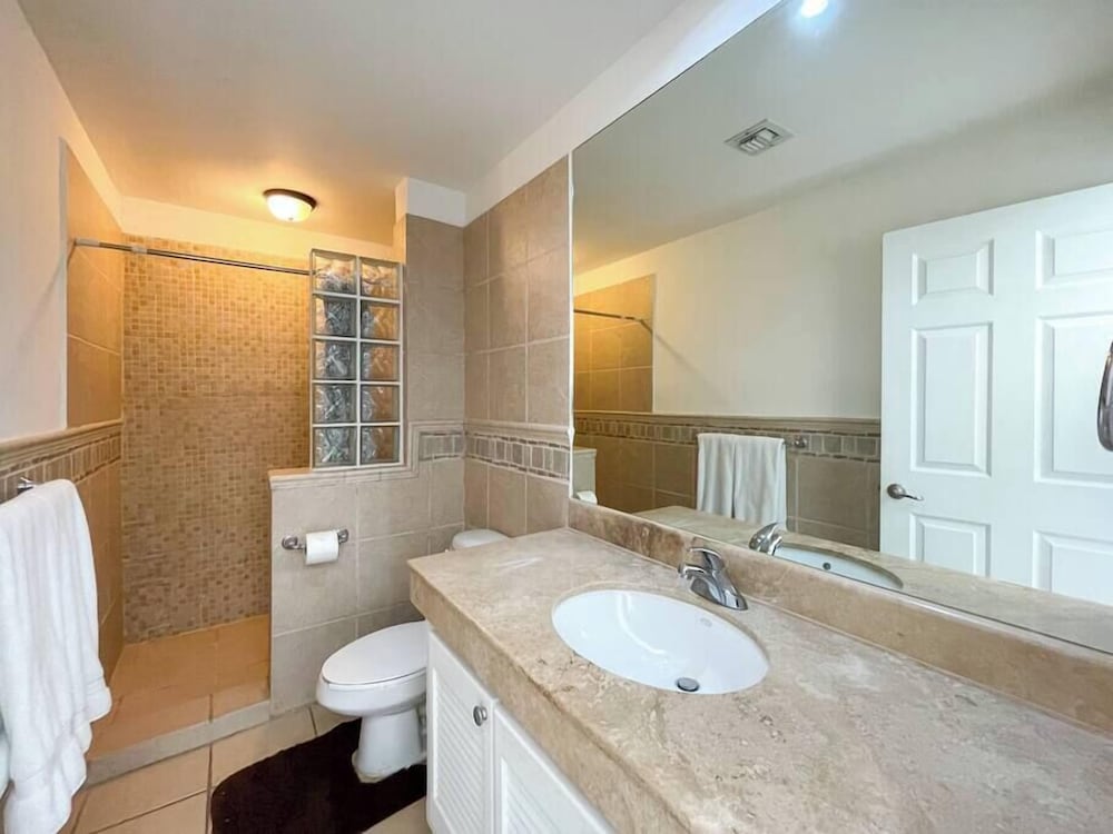 Cozy Condo With Beach Pool Access