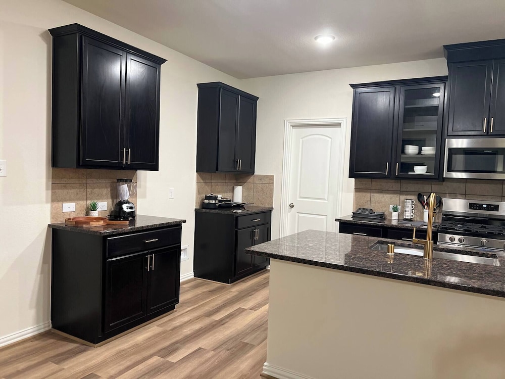 Balmoral Lakeside 5br 4ba House