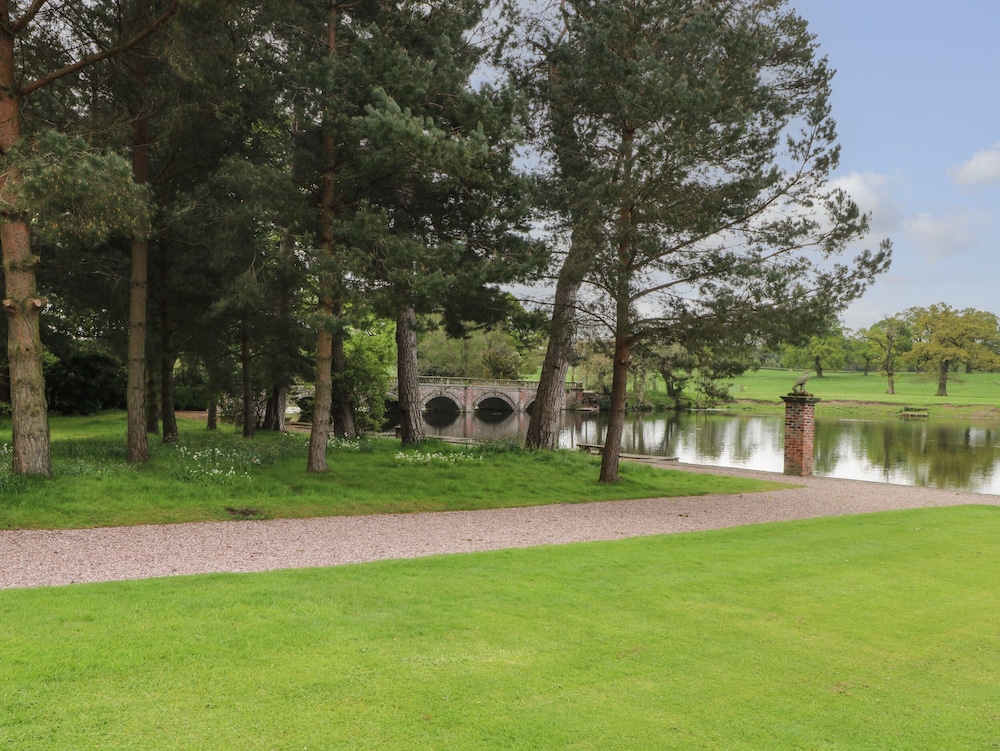 Lakeside Village Lodges & The Potting Shed