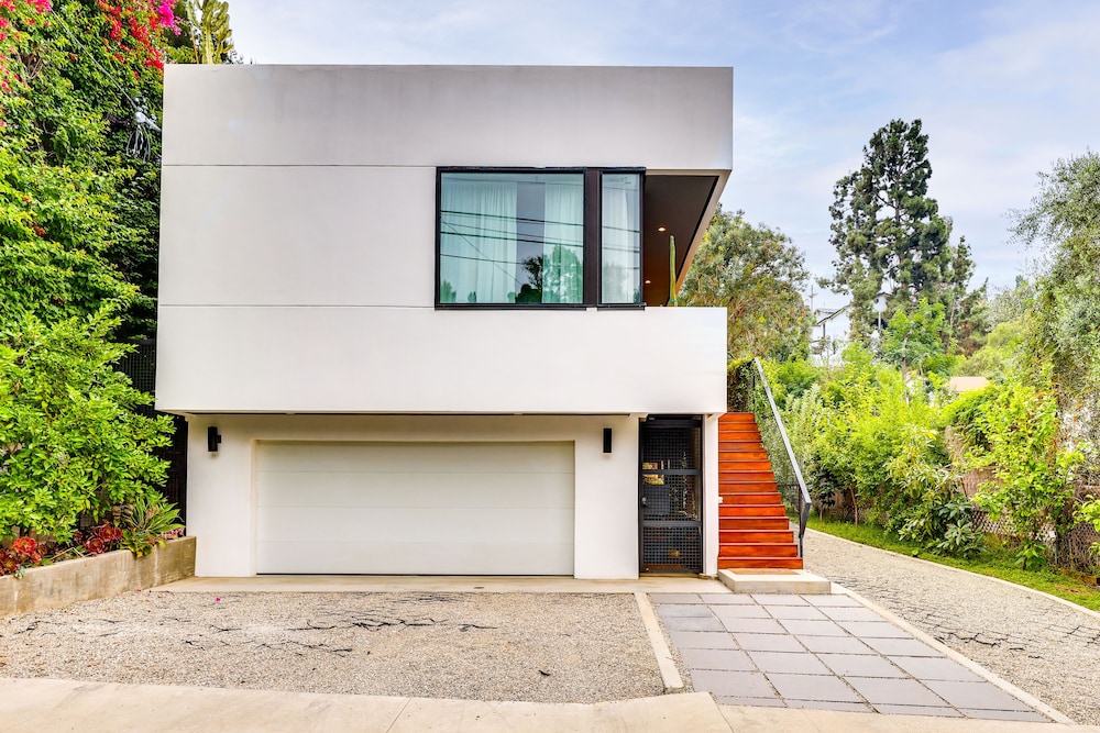 LA Nature Retreat w/ Rooftop Deck + Dtwn Views!