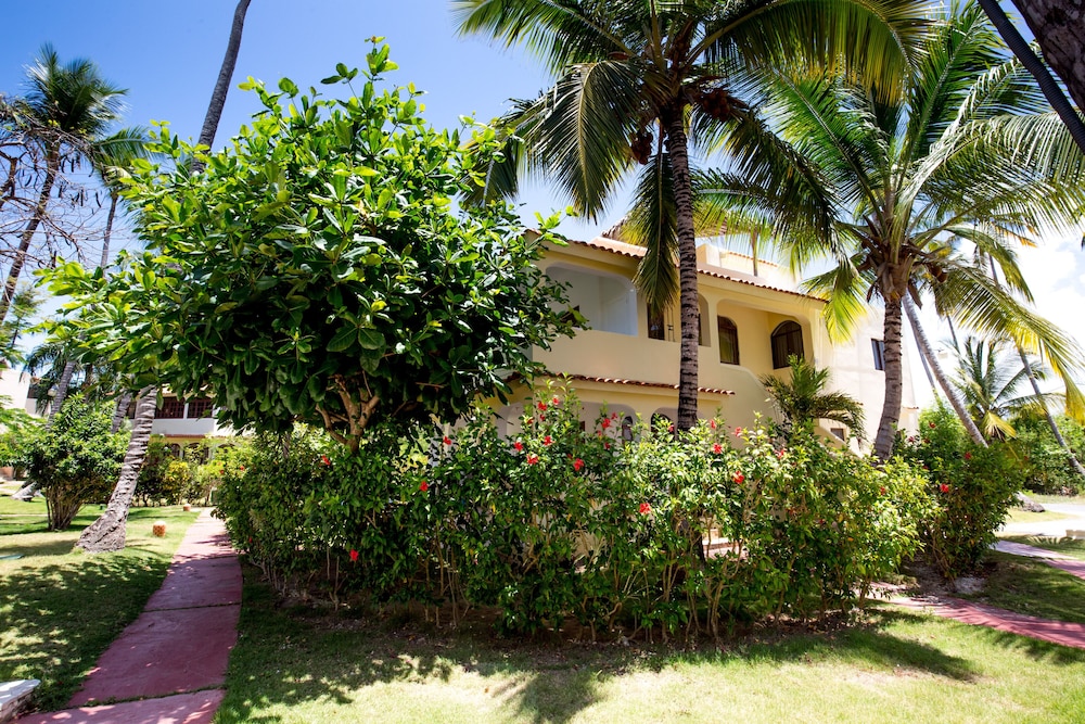 Los Corales Beach Village